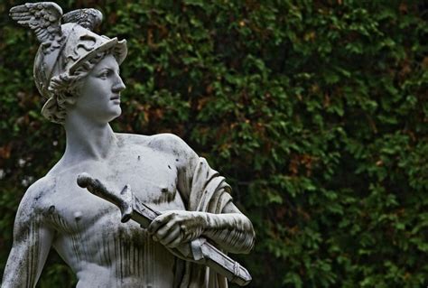 hermes devant la porte ancient greece|what does hermes look like.